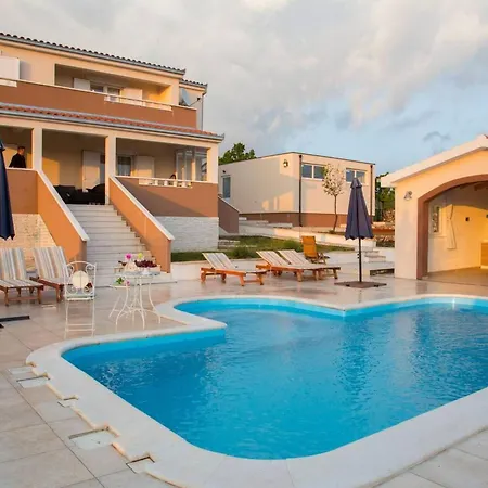 Villa Peaceful Escape With Mountain Views, Heated Pool And Modern Amenities In Radosic