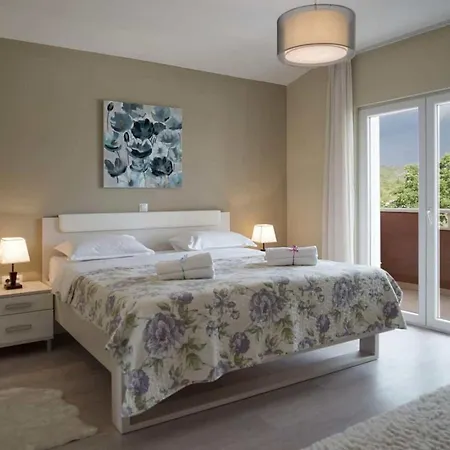 Peaceful Escape With Mountain Views, Heated Pool And Modern Amenities In Radosic *