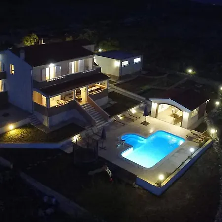 Villa Peaceful Escape With Mountain Views, Heated Pool And Modern Amenities In Radosic *