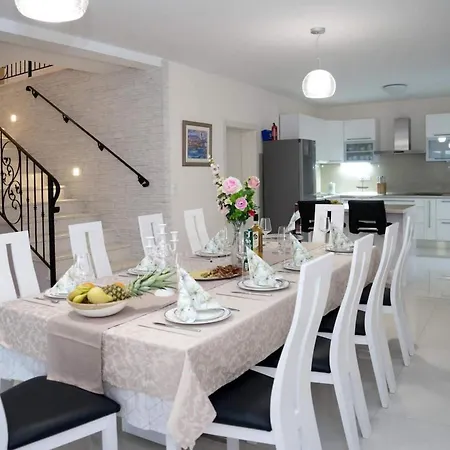 Villa Peaceful Escape With Mountain Views, Heated Pool And Modern Amenities In Radosic Lecevica